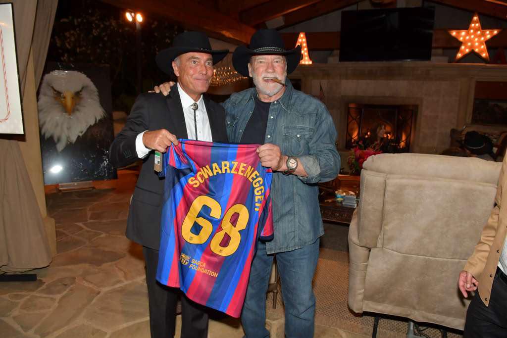 Góc Nhìn Top88: Phó chủ tịch Barca mang áo đấu đặt riêng tới sự kiện từ thiện của Schwarzenegg